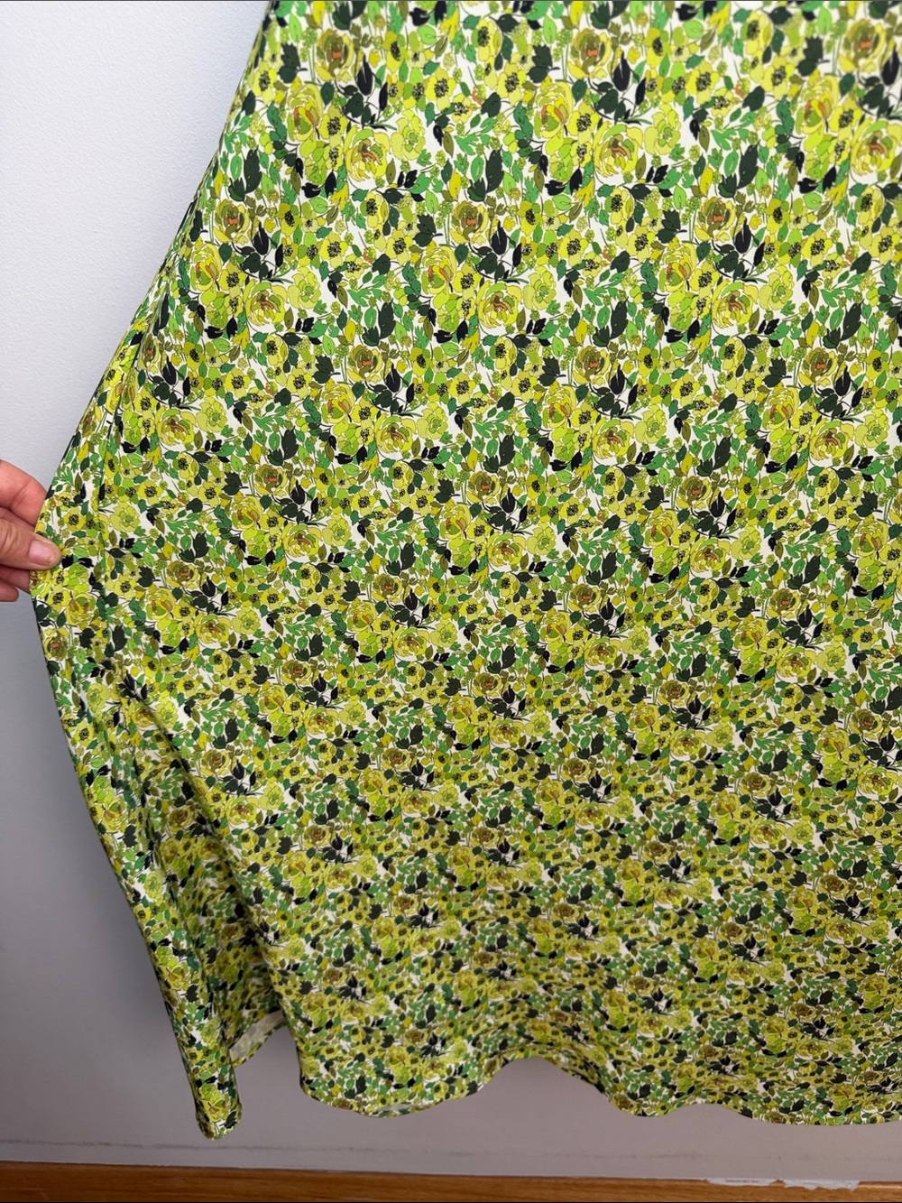 Favorite Daughter The Envy Slip Dress Lg Midi
Relaxed Fit Slinky Green Floral - Picture 10 of 16